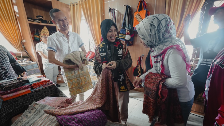 Dicurhati Pengrajin Kain Tapis, Atikoh Bagikan Tips Produk Lokal agar Bisa Berkembang