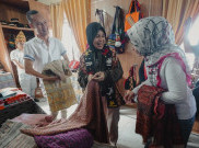 Dicurhati Pengrajin Kain Tapis, Atikoh Bagikan Tips Produk Lokal agar Bisa Berkembang