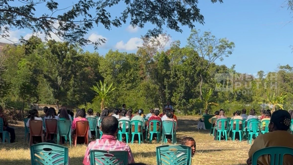 Gereja Terdampak Gempa, 300 Umat Tetap Datang dan Ikuti Misa di Halaman Santo Mikhael Ende