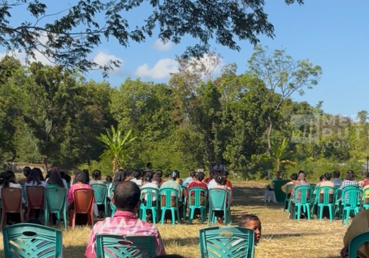 Gereja Terdampak Gempa, 300 Umat Tetap Datang dan Ikuti Misa di Halaman Santo Mikhael Ende