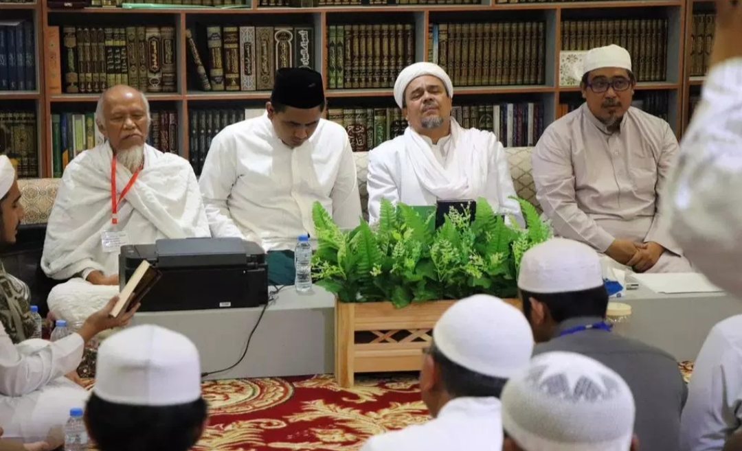 Imam besar FPI Rizieq Shihab menerima kunjungan keluarga almarhum Mbah Moen di kediamannya di Mekah, Arab Saudi/ Dok Istimewa