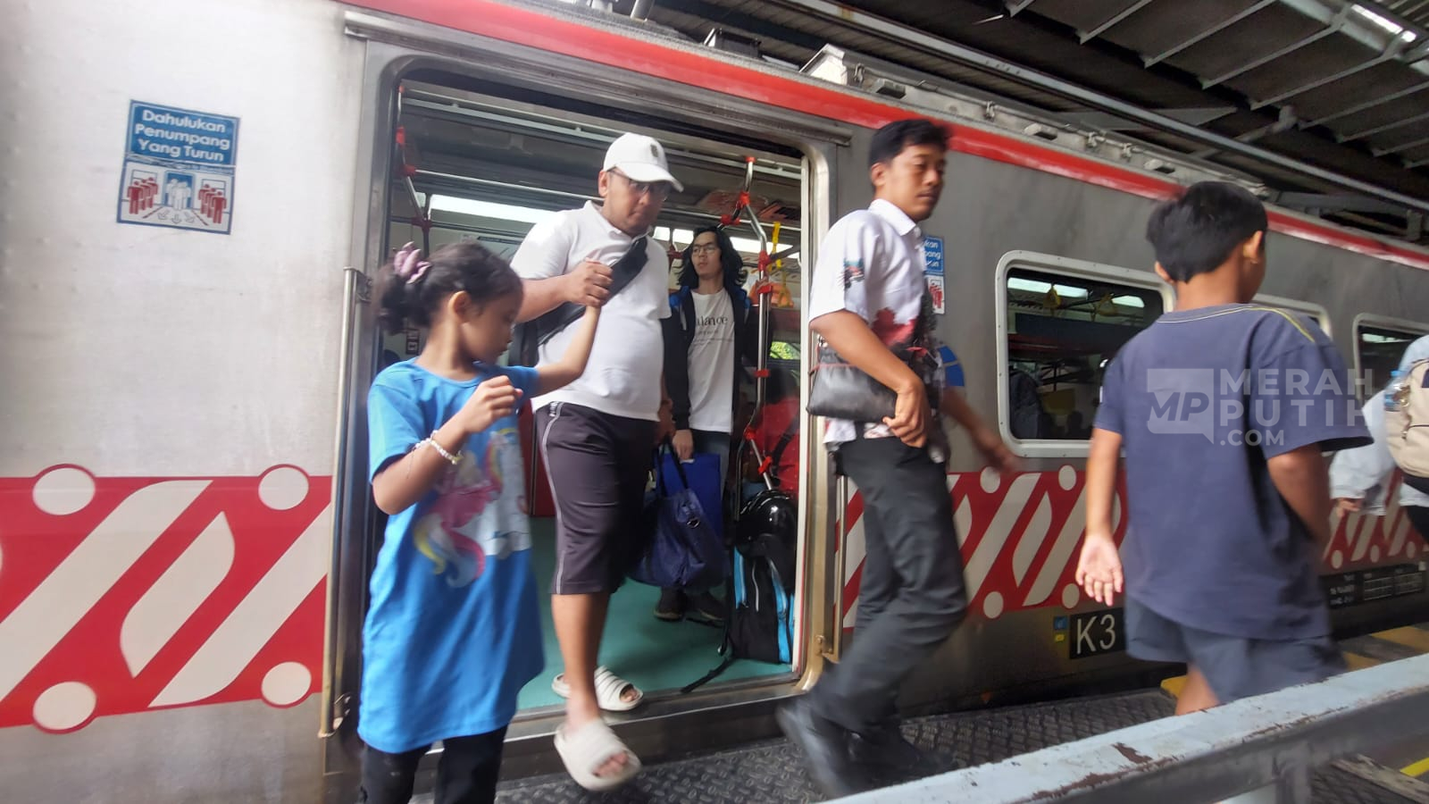 Masa Angkutan Nataru 2024/2025, Penumpang KRL dan Prameks Tembus 331.952 Orang