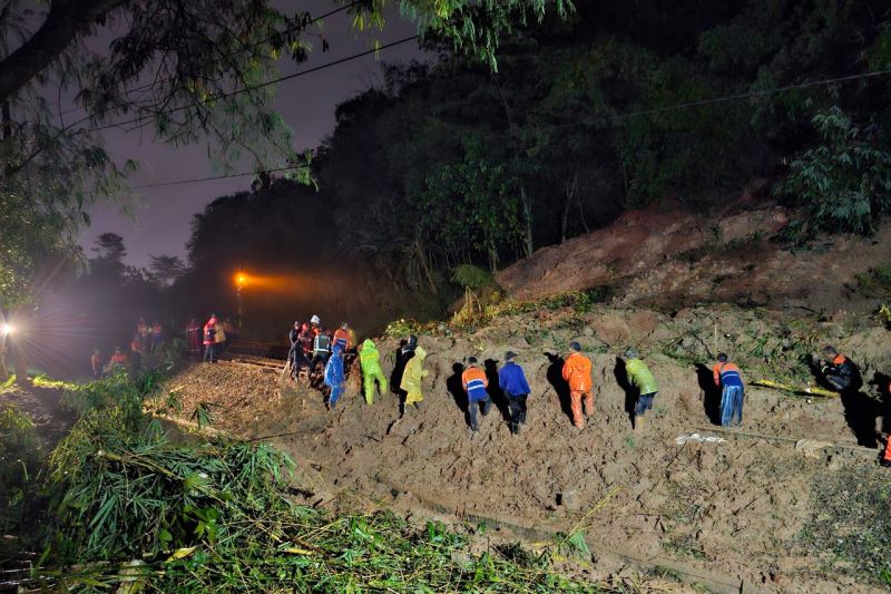 Sembilan Perjalanan KA Terganggu Akibat Longsor Di Purwakarta - MerahPutih