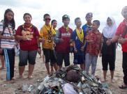 Ribuan Warga dari Ormas Islam Bersihkan Sampah di Pantai Kuta 