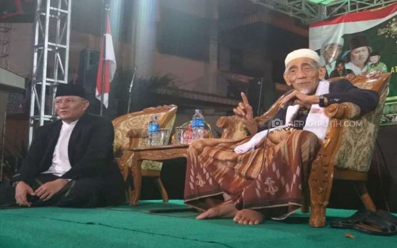 KH Maimoen Zubair atau Mbah Moen memberikan ceramah dalam acara tasyakuran kemenangan Jokowi-Ma'ruf Amin di kantor PCNU Solo, Jawa Tengah, Sabtu (13/7).(MP/Ismail)