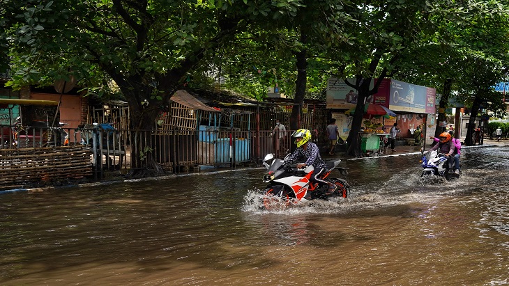 Starterpack Anak Motor Sok-Sokan Lewati Jalanan Banjir