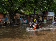 Starterpack Anak Motor Sok-Sokan Lewati Jalanan Banjir