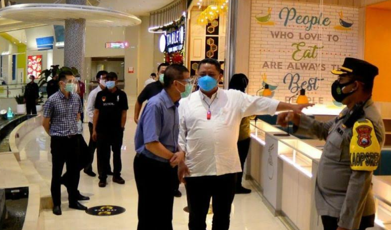 Plt Wali Kota Surabaya, Whisnu Sakti Buana memantau penerapan PPKM di salah satu mal di Surabaya. Dok: Humas Pemkot Surabaya