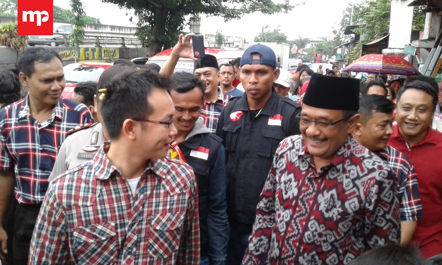Blusukan di Pademangan, Djarot Beli Perlengkapan Burung