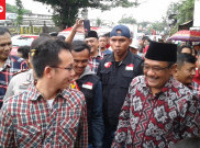 Blusukan di Pademangan, Djarot Beli Perlengkapan Burung