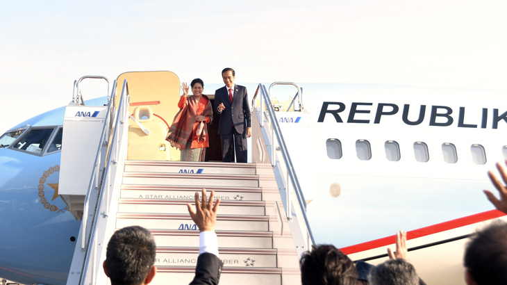 Presiden Jokowi bersama Ibu Negara Iriana Widodo melambaikan tangan dari pesawat kepresidenan. (setkab.go.id)