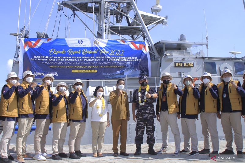 Direktur Departemen Pengelolaan Uang BI Eva Aderia Simanjuntak (keenam kiri), Wakil Asisten Operasi Kasal Laksamana Pertama TNI Wasis Priyono (kelima kanan) dan Asisten II Setda NTT Ganef Wurgianto (keenam kanan) berpoese bersama staf BI yang akan menjalankan operasi kas keliling di pulau-pulau terdepan, terluar, dan terpencil (3T) di NTT, Senin (21/3/2022). ANTARA/Kornelis Kaha