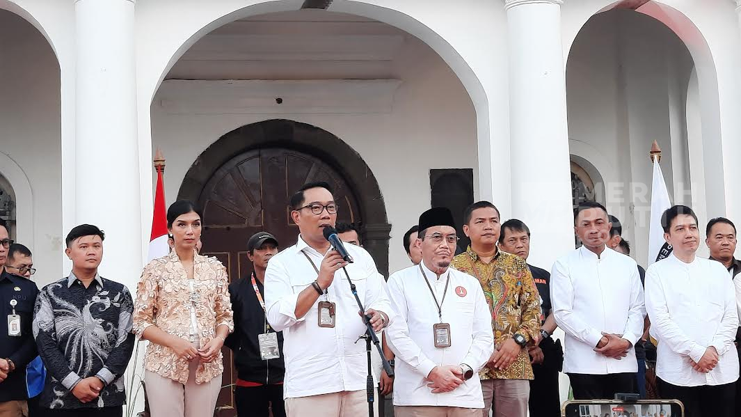 RK Lempar Pantun di Hadapan Pramono-Doel dan Dharma-Kun