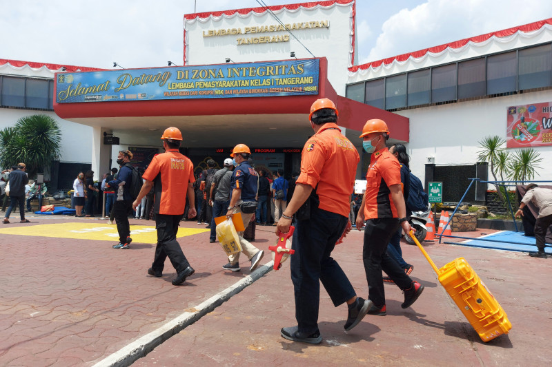 Tim Inafis Mabes Polri membawa peralatan, seperti alat ukur dan nomor serta kotak berisi perangkat pendukung. Tak ada komentar yang disampaikan, petugas langsung bergegas masuk ke dalam lapas dikawal aparat kepolisian, Rabu (8/9/2021). (ANTARA/Achmad Irfan)