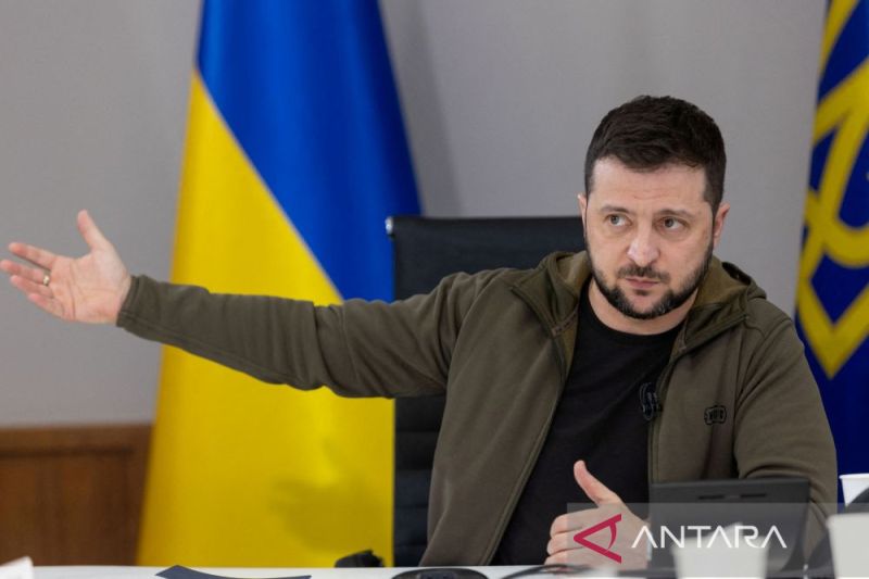 Presiden Ukraina Volodymyr Zelenskyy melakukan wawancara dengan perwakilan media Ukraina, saat serangan Rusia terhadap Ukraina berlanjut, di Kiev, Ukraina, 4 April 2022. (ANTARA/Kepresidenan Ukraina via Reuters/as)