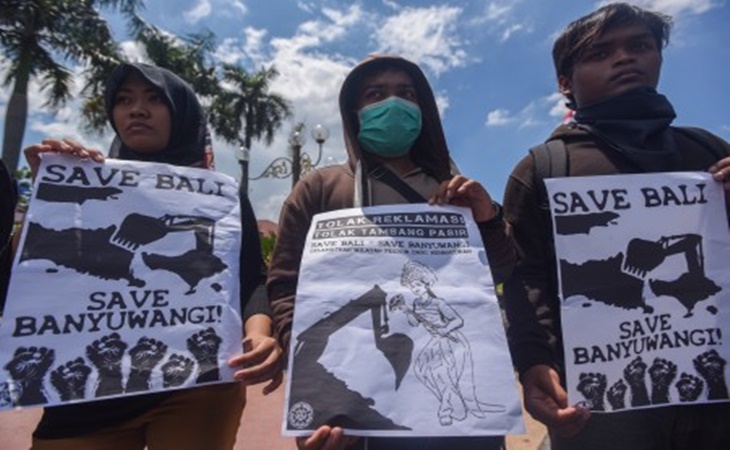 Aksi unjuk rasa aktivis lingkungan