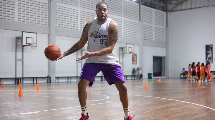 Center CLS Knights Kapok Lakukan Power Dunk 