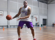 Center CLS Knights Kapok Lakukan Power Dunk 