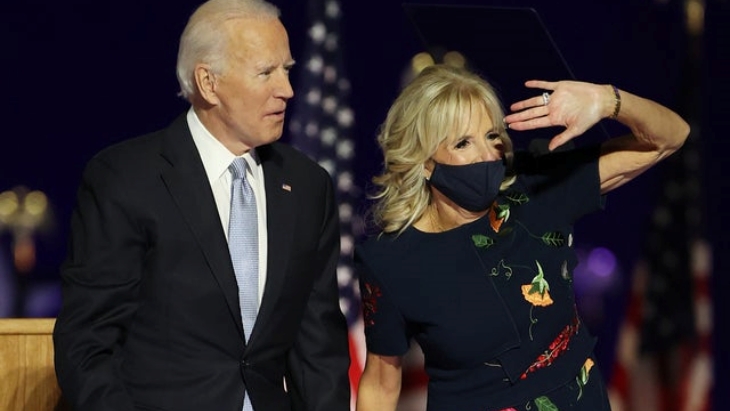 Jill Biden mengenakan midi-dress embroidery. (Foto: Standard UK)