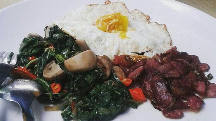 Se'i sapi tumis bayam mushroom plus telor ceplok, di warung se'i sapi khas Kupang, Bandung. (Instagram/ seisapi_khaskupang)