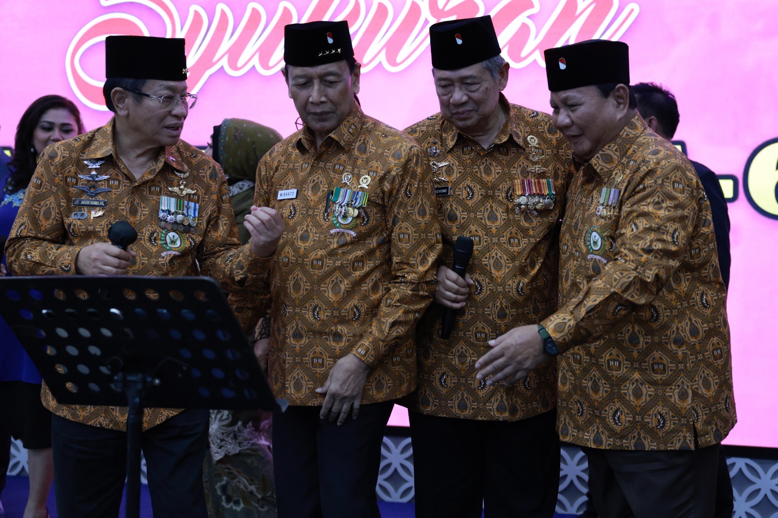Momen Akrab Prabowo Nyanyi “Manis dan Sayang” Bareng SBY
