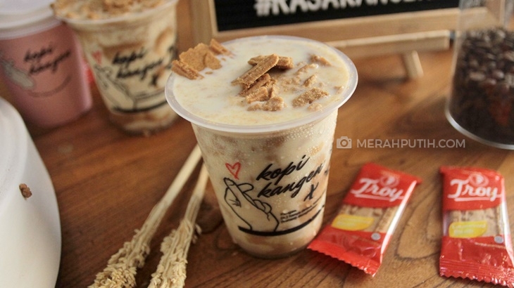 Nikmatnya Ketika Susu Segar Berpadu Gula Aren dan Biskuit Legendaris