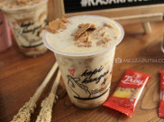 Nikmatnya Ketika Susu Segar Berpadu Gula Aren dan Biskuit Legendaris
