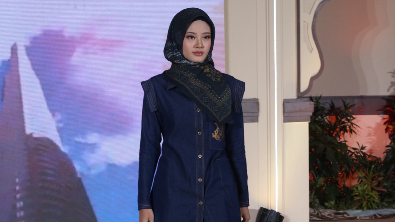 Denim Modest Wear Jadi Tren Bukber, Koleksi Khanza Maryam Curi Perhatian di Ramadan Rhapsody 2026