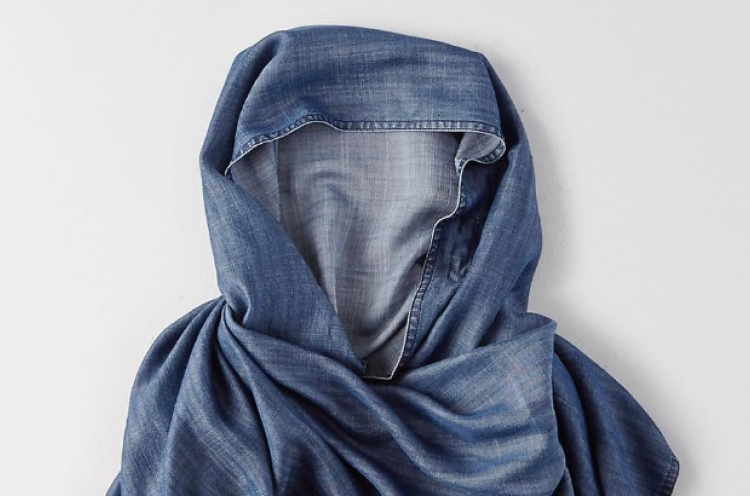 Halima Aden Jadi Model Hijab Denim American Eagle Outfitters