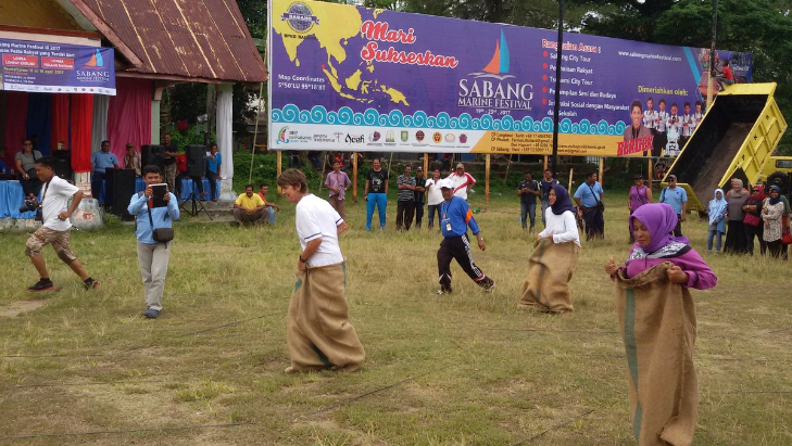 Ada Bule Ikut Panjat Pinang di Sabang Marine Festival III