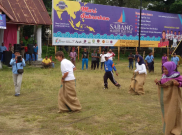 Ada Bule Ikut Panjat Pinang di Sabang Marine Festival III