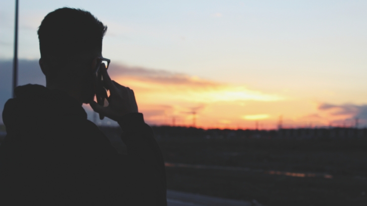 Terkadang ingin menelpon mantan jika sedang patah hati. (Foto: Unsplash/Osama Saeed)