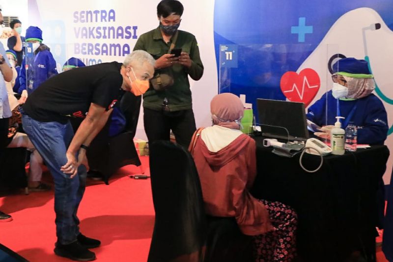 Gubernur Jawa Tengah Ganjar Pranowo berbincang dengan seorang lansia penerima vaksin COVID-19 pada sentra vaksinasi di Kawasan PRPP, Kota Semarang. (ANTARA/HO-Humas Pemprov Jateng)