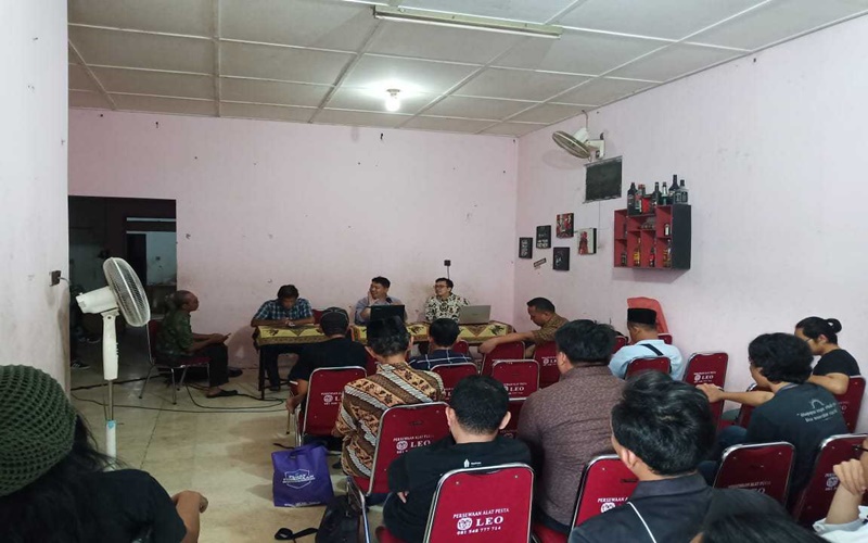 Para petugas KPPS berdialog dengan komisioner Komnas HAM Beka U Hapsara
