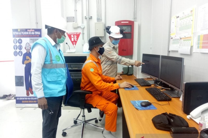 Manajer PLN UP3 Timika Marthinus Irianto Pasensi memantau sistem kontrol PLTMG Pomako. (ANTARA/Evarianus Supar)
