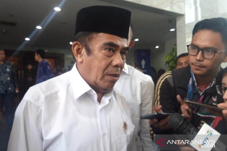 Menteri Agama (Menag) RI Fachrul Razi saat diwawancarai awak media massa di Jakarta. (ANTARA/ (Muhammad Zulfikar)
