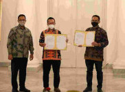 Anies Salurkan Bantuan untuk Mustahik, dari Aktivis Dakwah hingga Pedagang Warteg 