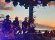 2 Pembalap MotoGP Sapa Warga Bali Sambil Nikmati Matahari Tenggelam 