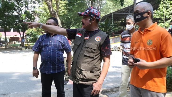 Wali Kota Solo FX Hadi Rudyatmo mengecek kesiapan Solo Zoo menyambut new normal di sektor wisata, Sabtu (13/6). (MP/Ismail)