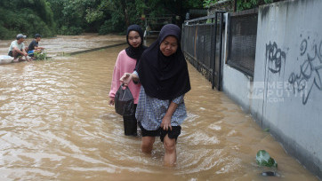 Aktivitas Warga saat Banjir Luapan Kali Pesanggrahan Sawangan Depok