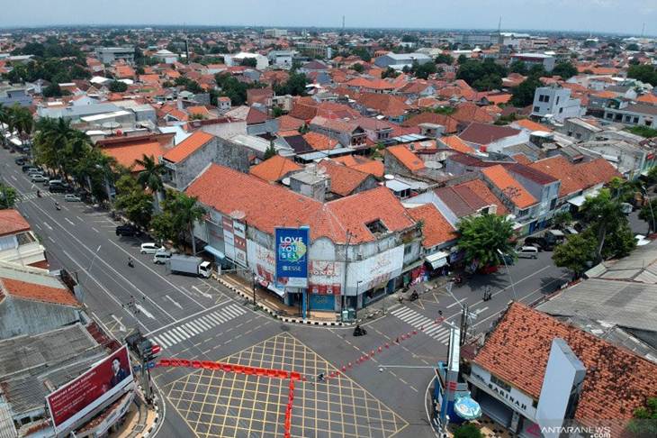 Foto udara perempatan Alun-alun yang lengang pascakebijakan karantina wilayah diberlakukan di Tegal, Jawa Tengah, Jumat (27/3/2020). Pemerintah Kota Tegal akan mempertimbangkan kebijakan karantina wilayah dan akan mengganti dengan kebijakan penutupan sejumlah akses jalan sebanyak 50 titik, akibat menuai kontroversi dari pemerintah pusat maupun Gubernur Jawa Tengah, Ganjar Pranowo. ANTARA FOTO/Oky Lukmansyah