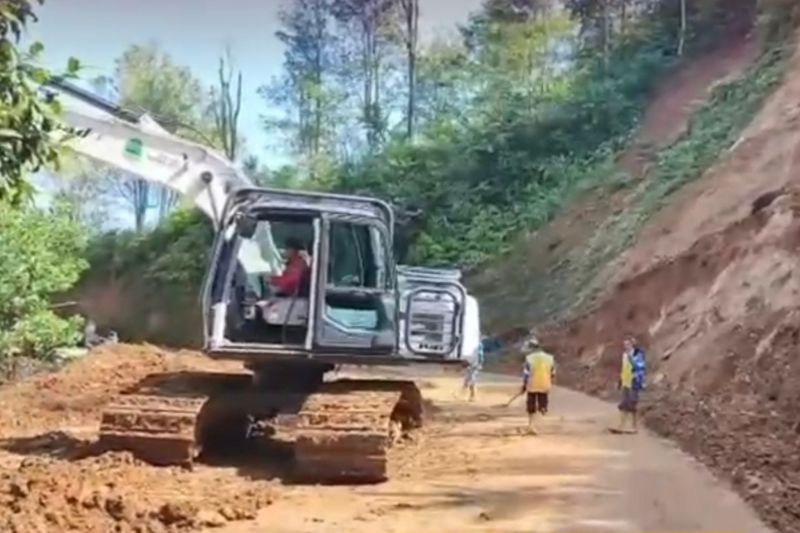 Tertutup Longsor Sejak Rabu, Jalur Utama Caringin Garut Sudah Bisa Dilalui Motor