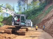 Tertutup Longsor Sejak Rabu, Jalur Utama Caringin Garut Sudah Bisa Dilalui Motor