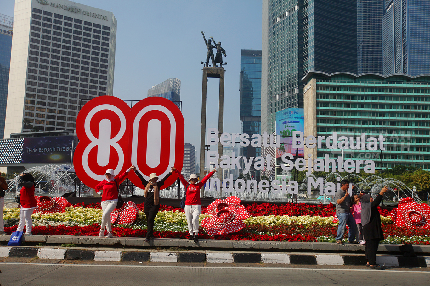 Suka Cita Warga Rayakan HUT Ke-80 Kemerdekaan RI di Bundaran HI Jakarta