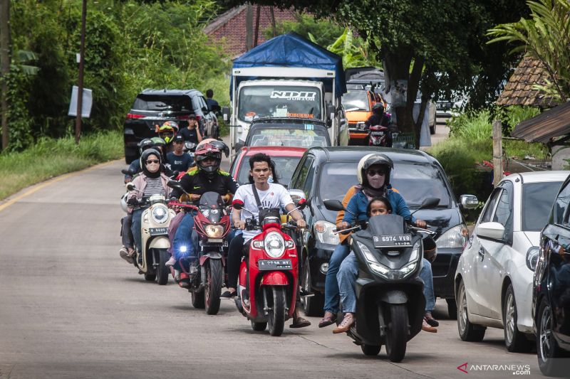 Sejumlah pengendara terjebak macet di Pandeglang, Banten, Sabtu (1/1/2022). ANTARA FOTO/Muhammad Bagus Khoirunas/rwa.
