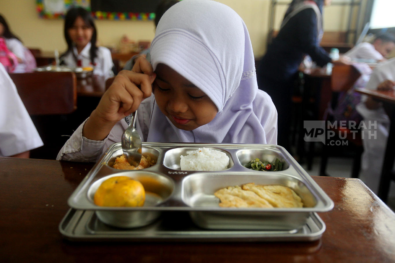 Makan Bergizi Gratis Hari Pertama di Jakarta tidak Pakai Susu, Ini Alasannya