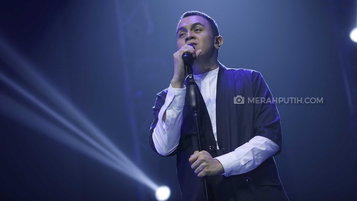 Tulus Curhat ke Penggemar saat Gelar Konser 'Intim'