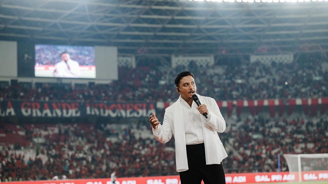 Momen Sal Priadi Nyanyikan 'Indonesia Pusaka' di Sela Pertandingan Indonesia vs Irak