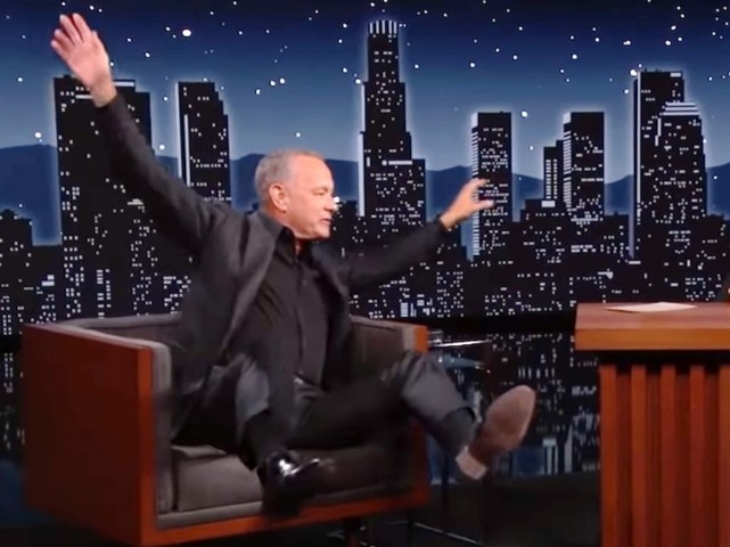 Tom Hanks tengah mensimulasikan pengalaman pergi ke luar angkasa di acara 'Jimmy Kimmel Live!'. (Foto: Toexclaim.ca)