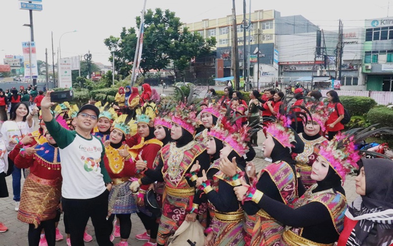 Maman Imanulhaq bersama relawan Jokowi